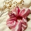 🎀 Scrunchies de satín – Suaves con tu cabello, lindas con tu estilo
