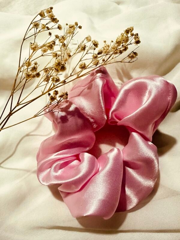 🎀 Scrunchies de satín – Suaves con tu cabello, lindas con tu estilo