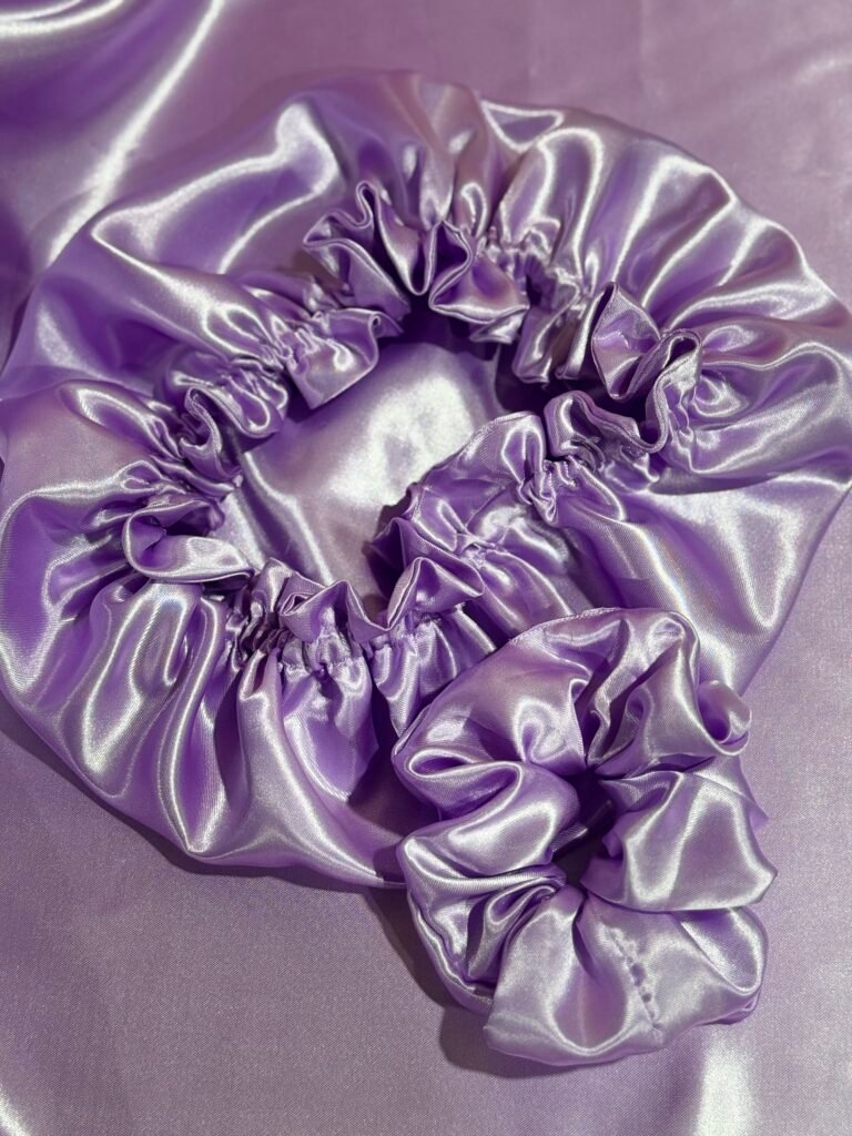Gorro de satín doble faz con elástico suave, ideal para cuidar rizos y evitar el frizz durante la noche
