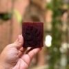 Descubre cómo el jabón de cúrcuma artesanal en glicerina puede ayudarte a aclarar la piel, combatir el acné y mejorar el tono facial de forma natural.