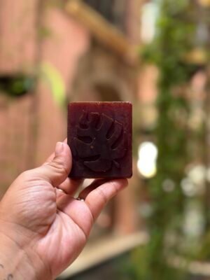 Descubre cómo el jabón de cúrcuma artesanal en glicerina puede ayudarte a aclarar la piel, combatir el acné y mejorar el tono facial de forma natural.