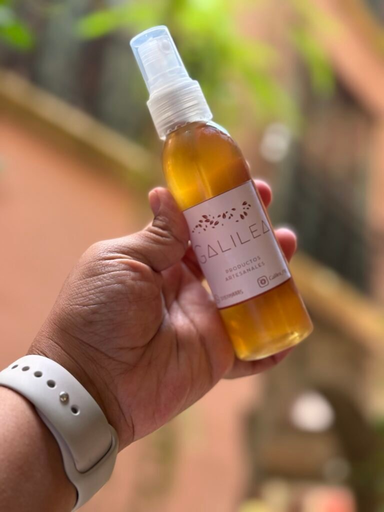 Descubre los beneficios del tónico capilar natural para fortalecer el cabello, prevenir la caída y estimular el crecimiento. Aprende cómo aplicarlo correctamente.